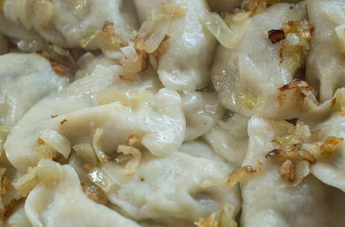 Ile mogą leżeć ugotowane pierogi w lodówce? W przypadku tego farszu masz tylko 2 dni!