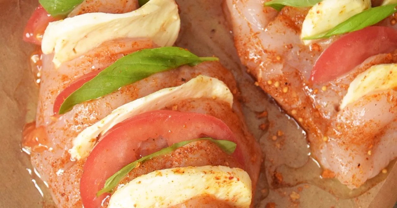 Zapiekany kurczak nadziewany mozzarellą, pomidorami i bazylią!