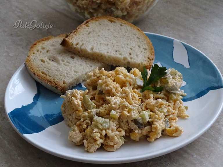 Sałatka z zupek chińskich (z surowego makaronu)