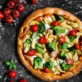 Pizza z kurczakiem curry i brokułami