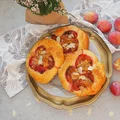 Drożdżówki ze śliwkami i migdałową kruszonką