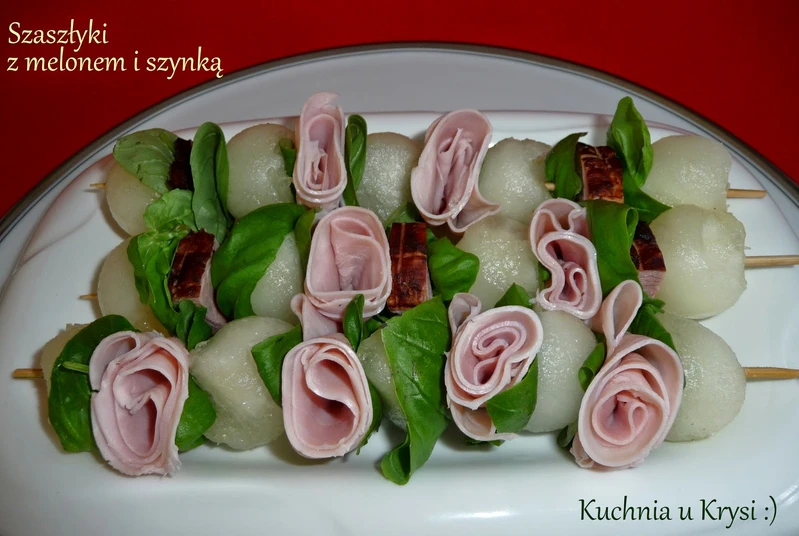 Szaszłyki z melonem i szynką