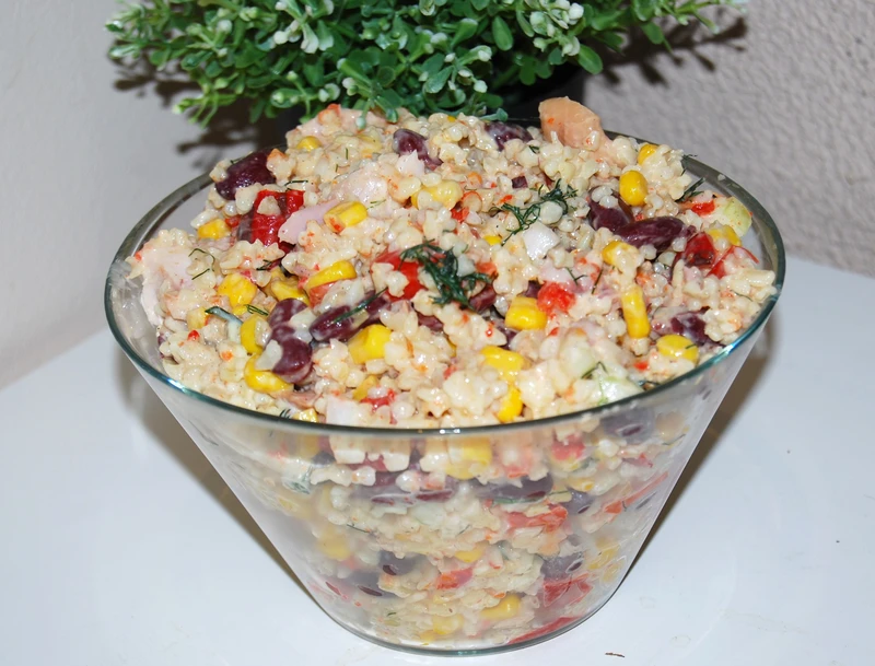 Sałatka z kaszą bulgur i wędzonym kurczakiem