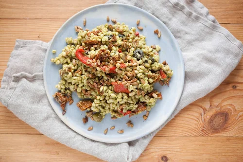 Sałatka z pęczakiem, marynowanymi warzywami i pesto z jarmużu