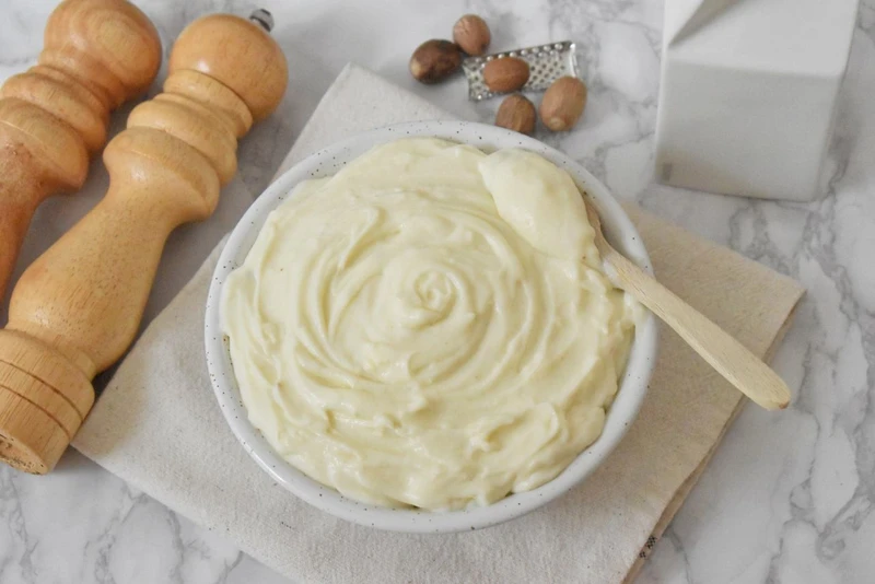 Sos beszamelowy - przepis krok po kroku