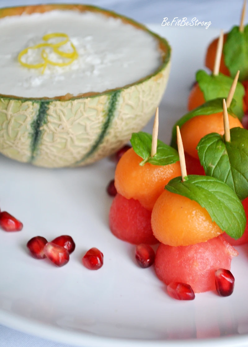 Żołnierzyki z arbuza, melona i mięty z dipem kokosowo-limonkowym