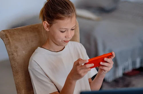 Social media tylko od 15. roku życia? Rewolucja w polskim prawie!