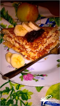 Otrębowy omlet jabłkowy. Zdrowy omlet z jabłkiem bez mąki i cukru.