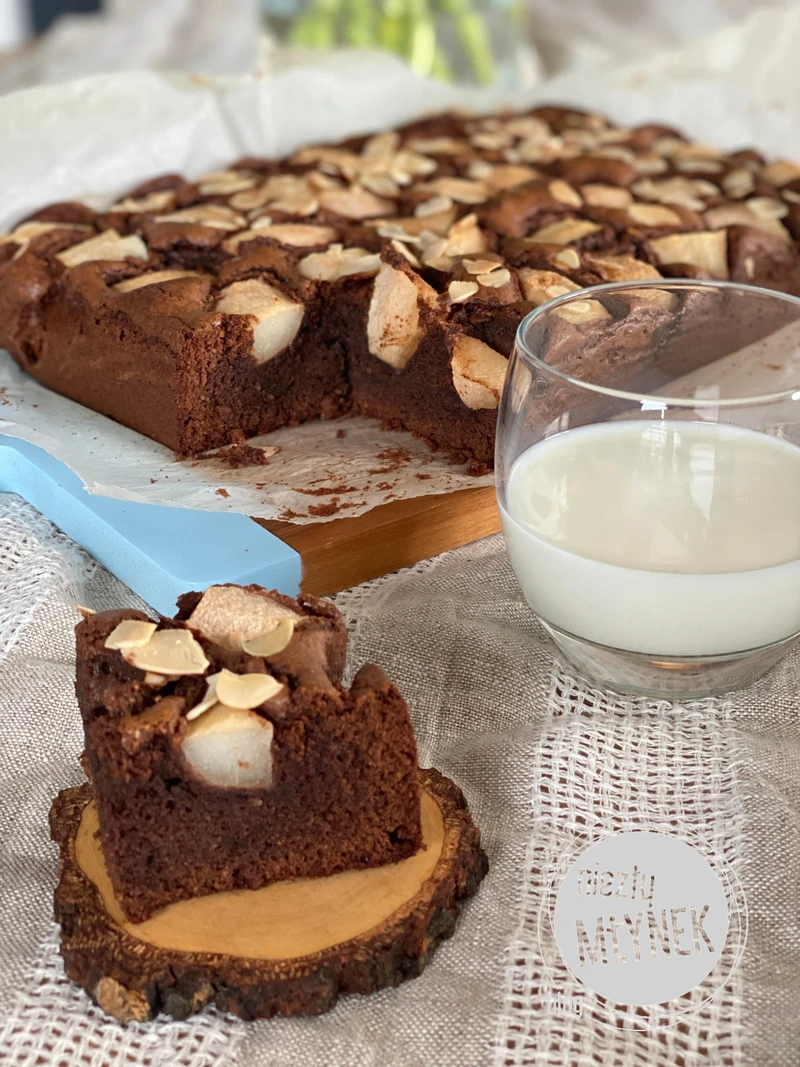 MIGDAŁOWE BROWNIE Z GRUSZKAMI