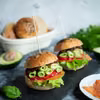 Domowe hamburgery z wędzonym łososiem