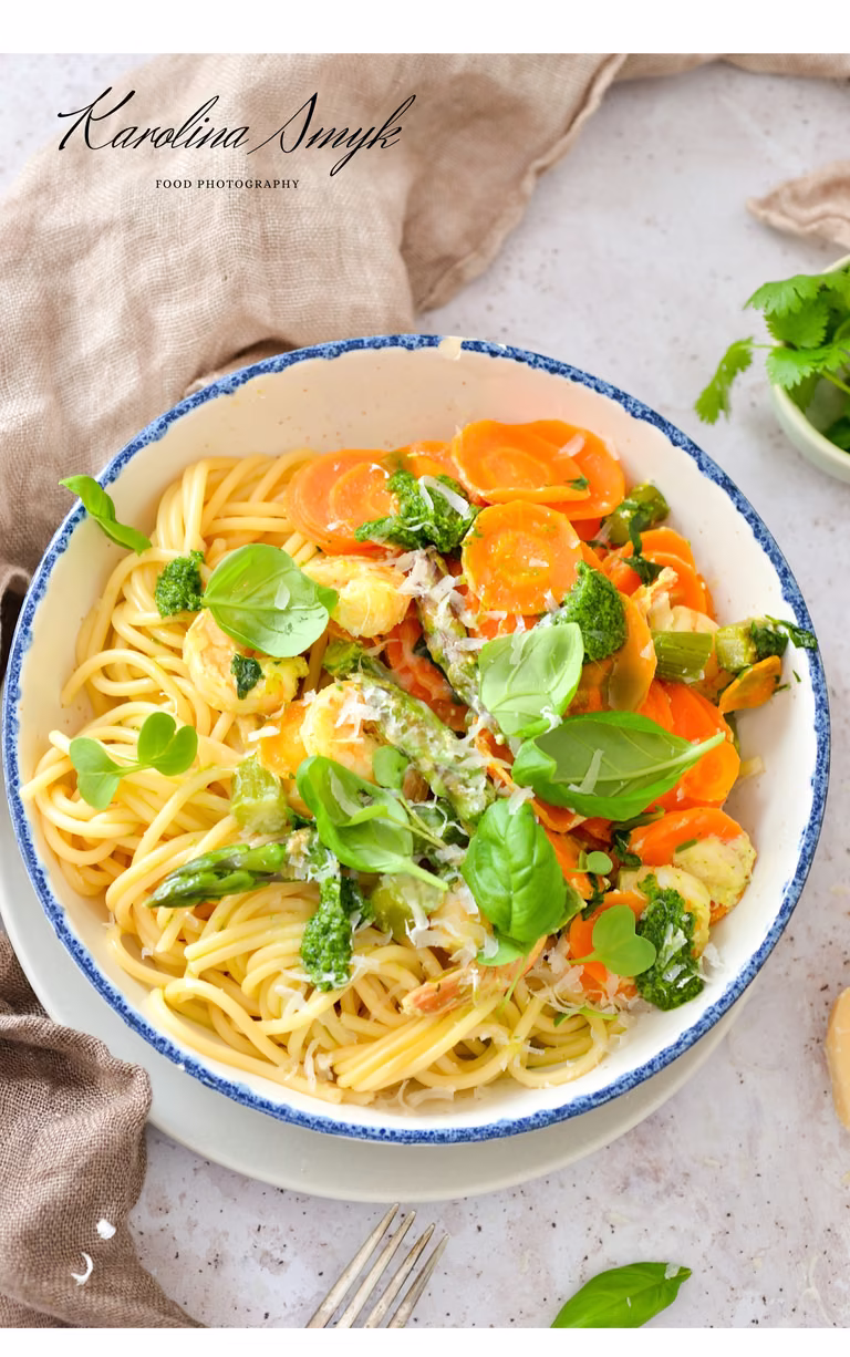 SPAGHETTI ZE SZPARAGAMI I KREWETKAMI W ŚMIETANOWYM SOSIE Z PARMEZANEM.