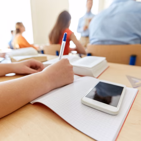 Telefon w plecaku, ale nie w ręce. Od września uczniowie podstawówek mają dostać zakaz korzystania z urządzeń