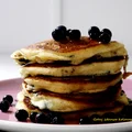 Klasyczne pancakes (pankejki) z jagodami