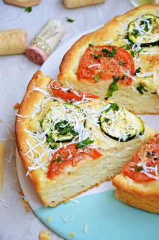 Focaccia z pomidorem i cukinią