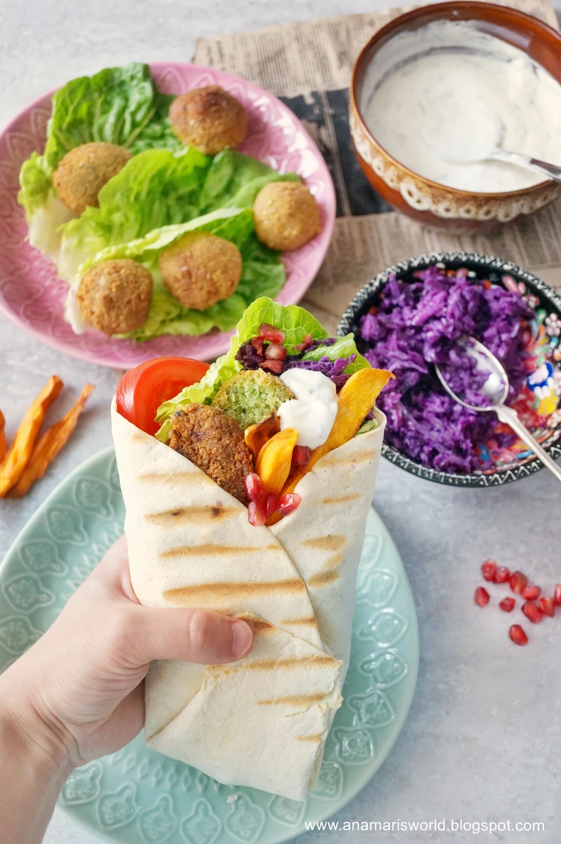 Tortilla z falafelem i warzywami
