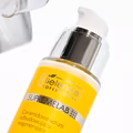 Krem czy serum do twarzy – który kosmetyk wybrać na co dzień?