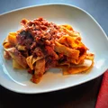 Ajvar - pikantna pasta warzywna z makaronem
