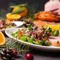 Sałatka z grillowaną gruszką i piernikowymi grzankami
