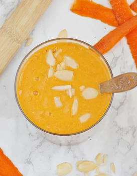 Smoothie o smaku ciasta marchewkowego