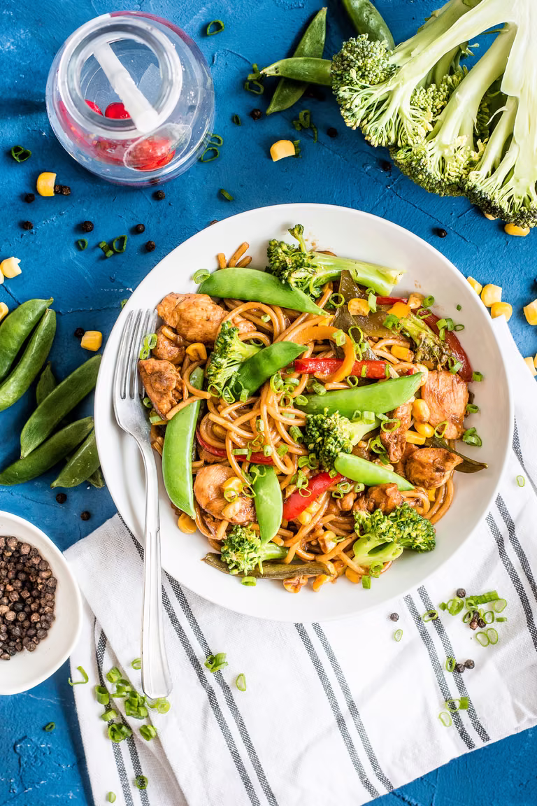 Makaron z kurczakiem, groszkiem cukrowym i warzywami w sosie Teriyaki