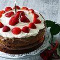 Naked cake z nutellą i truskawkami