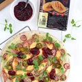 Pizza *bacowska* z serem Janosika, kiełbasą i boczkiem i pikantnym akcentem