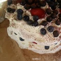 Bezowy torcik z kremem mascarpone i owocami