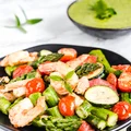 Szybkie krewetki ze szparagami i pesto z liści pietruszki