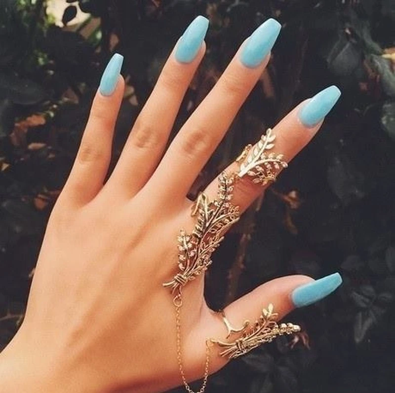 Błekitny manicure