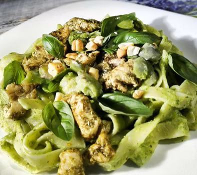 Makaron z kurczakiem i pesto z bobu