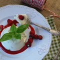 Bazyliowa panna cotta z poziomkami