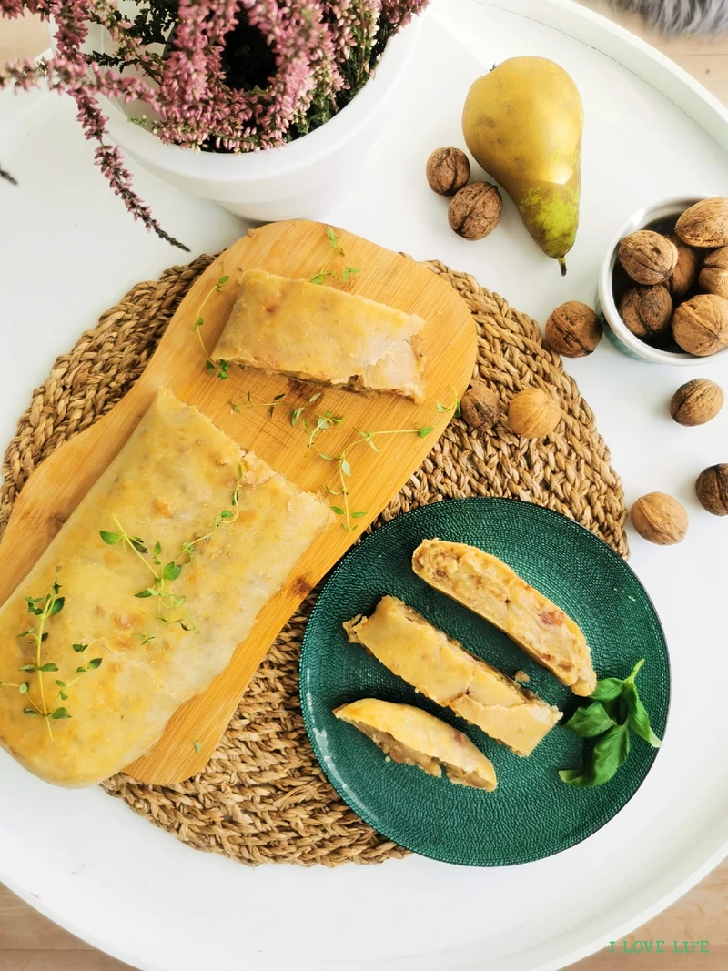 Strudel z gruszką, gorgonzolą i orzechami - I LOVE LIFE