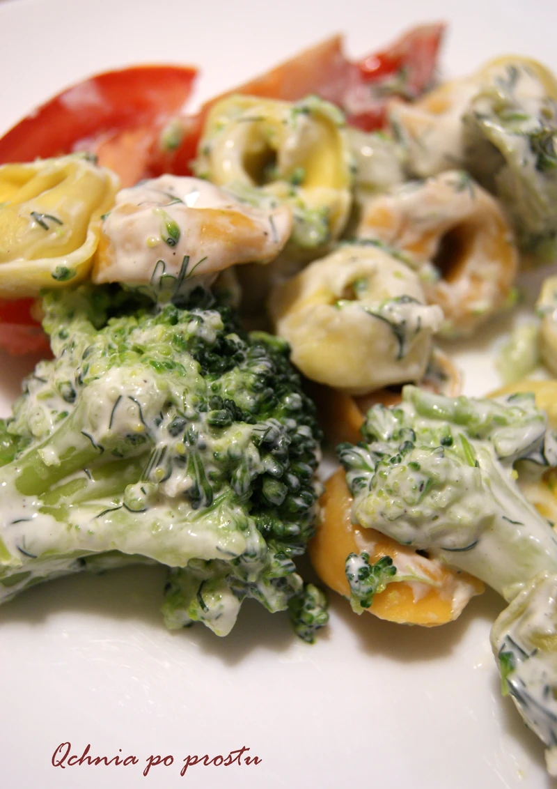 Sałatka z tortellini i brokułami z sosem jogurtowym