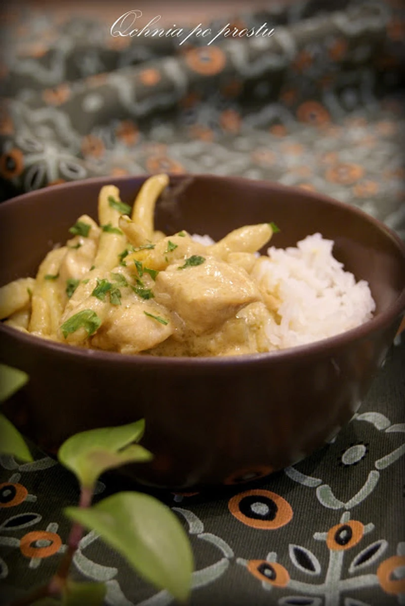 Kurczak curry z fasolką szparagową i ryżem