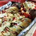 Kurczak zapiekany z mozzarellą, papryką i pieczarkami
