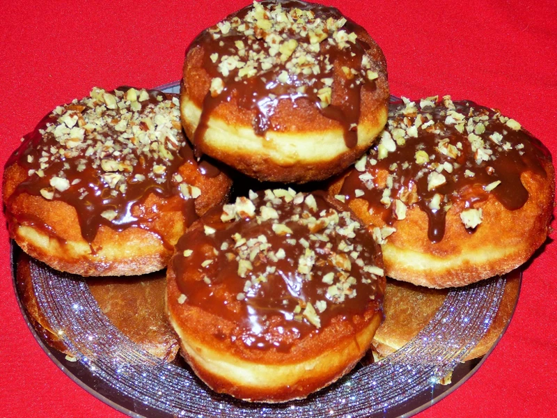 Pączki z budyniem, polewą czekoladową i orzechami