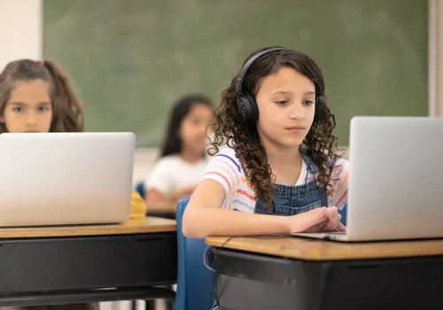 Sztuczna inteligencja w szkołach? Ministerstwo planuje, ale uczniowie czekają