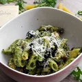 Makaron z oliwkami i pesto z rukoli