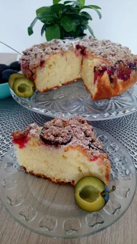 Jogurtowe ciasto ze śliwkami i cynamonową kruszonką