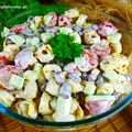 Sałatka z tortellini, ogórkiem i pomidorem