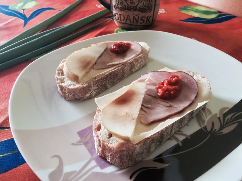 Kanapka z gruszką i ajvarem