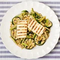 Pęczak ze szparagami i cukinią z serem halloumi