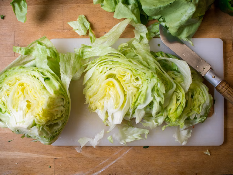 Uwaga! Kroisz sałatę lodową nożem? Sprawdź, jakie to może mieć konsekwencje!