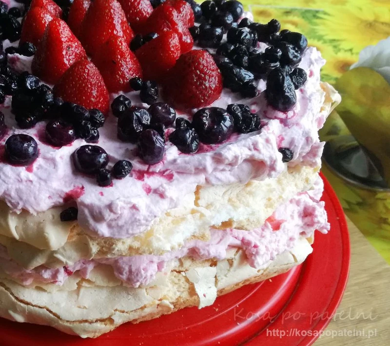 Tort bezowy malinowy
