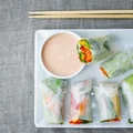 SPRING ROLLS Z OSTRYM SOSEM