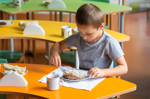 Darmowy posiłek dla każdego dziecka w szkole?! Nowy projekt ustawy obejmuje wszystkich uczniów bez względu na dochody