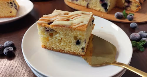 Ciasto budyniowe z owocami.