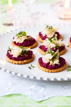 Krakersy z buraczanym pesto, kozim serem i orzeszkami