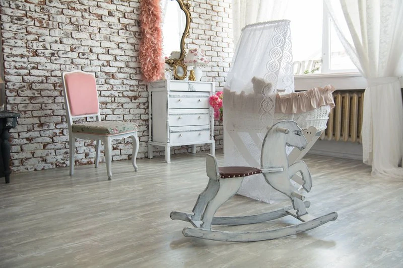 Biały salon z dziecięcym akcentem