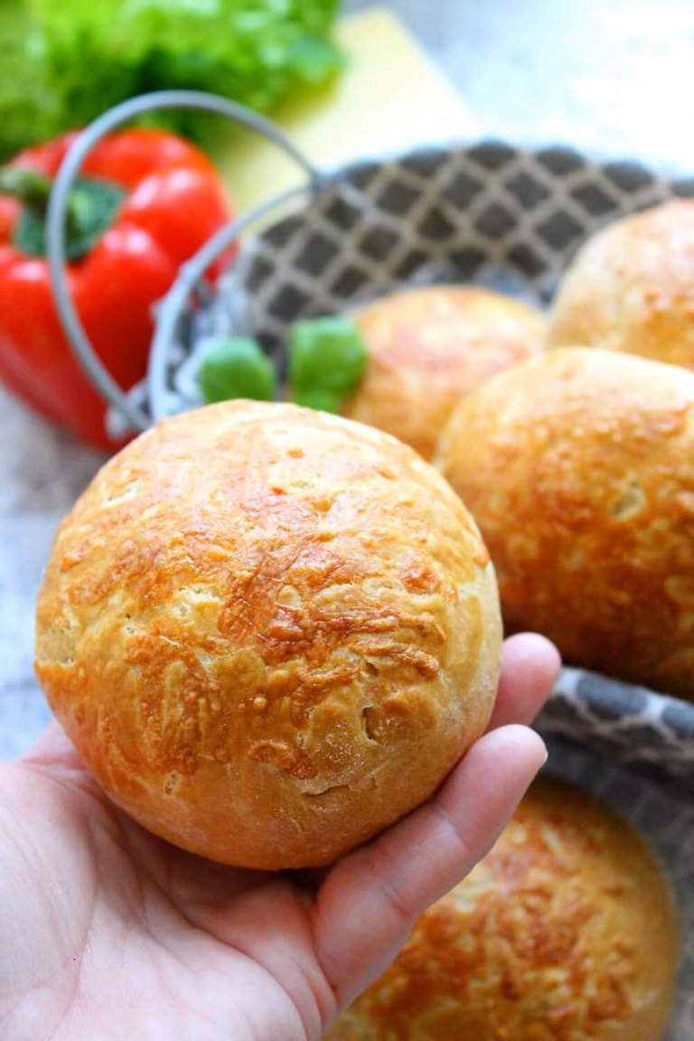 Domowe bułki z żółtym serem